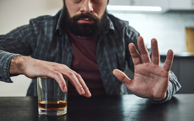 Устраняет как физическую, так и психологическую составляющую алкозависимости - Квинмед